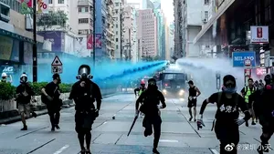Hong Kong: Protestatarii au sfidat interdicţia de a purta măşti, cu ocazia festivităţilor de Halloween - VIDEO