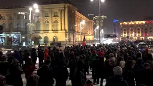 Protest lângă Ateneul Român, în faţa liderilor europeni. Oameni scandează: „PSD, ciuma roşie!”/ Un fost premier, huiduit/ Ce personalităţi se află printre oameni | FOTO
