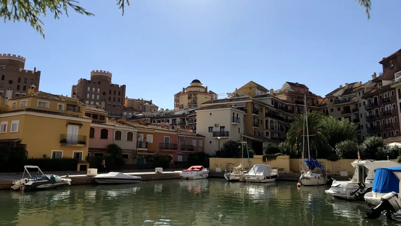 „Mica Veneție” a Spaniei, unde bărcile sunt parcate chiar în fața caselor