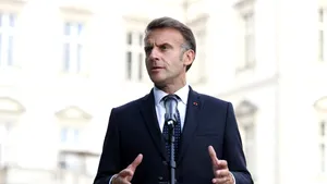 POLITIC Pompierii români, felicitați de Emmanuel Macron pentru intervenția în incendiile din Franța