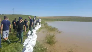 Timiş: Cod roşu de inundaţii pe Bârzava, pompierii supraînalţă digurile în mai multe localităţi - FOTO