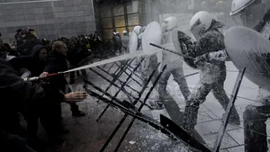 Protest la Bruxelles: Manifestanţii au venit cu tractoarele. Jandarmii au fost împroşcaţi cu lapte