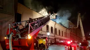 UPDATE Incendiul în zona de cluburi a Bucureştiului, STINS. A ars mansarda unei case din Centrul Vechi. Clădiri evacuate - FOTO, VIDEO