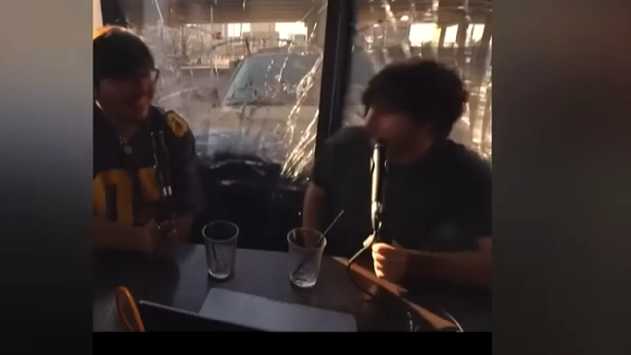 A intrat cu SUV-ul într-un bar în timpul unui podcast
