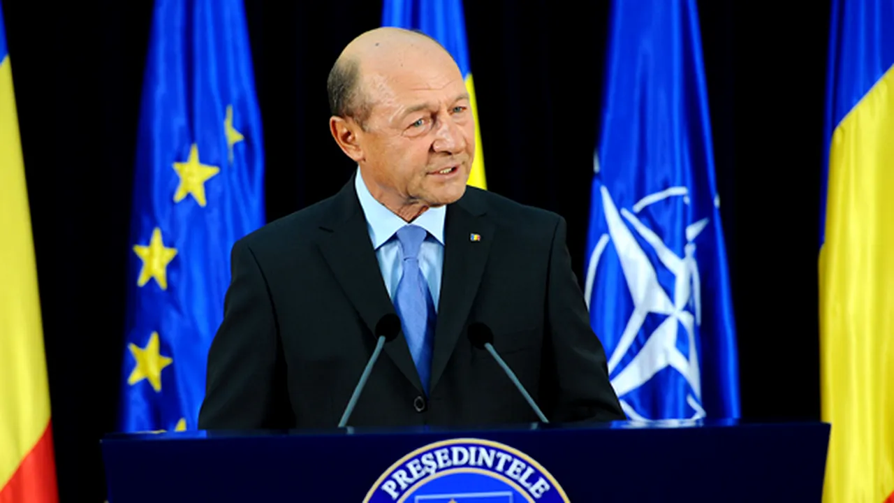 Băsescu: Iubitorii de câini să ia maidanezii acasă. Cei neadoptaţi să fie EUTANASIAŢI