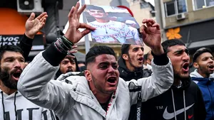 Indignare în comunitatea romă din Grecia. Un băiat în vârstă de 16 ani a murit după ce a fost împuşcat de poliţişti