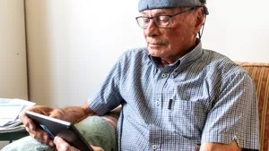 Căștile EEG și imaginile pe ecran - noua metodă de detectare precoce a Alzheimerului