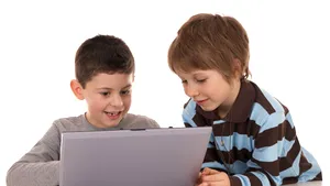 Copiii încep să utilizeze reţelele de socializare de la vârste tot mai fragede. Tinerii români sunt fruntaşi la folosirea Hi5