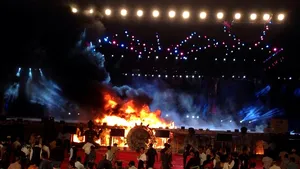 Mii de oameni, inclusiv actori de la Bollywood, evacuaţi după ce un incendiu a izbucnit la un festival din India. VIDEO