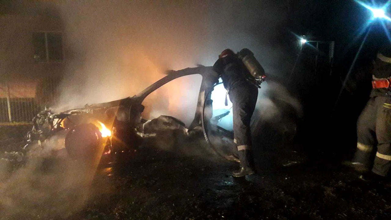 Autoturism de lux, incendiat într-o localitate din Teleorman | FOTO, VIDEO