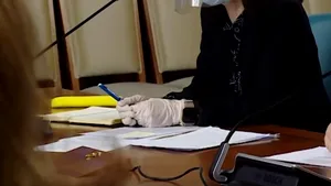 Violeta Alexandru s-a echipat cu o vizieră de protecţie la şedinţa cu sindicatele