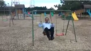 Un agent de pază s-a dat în leagăn pentru a atrage atenţia autorităţilor. Degeaba. Locul de joacă rămâne închis, iar el va da socoteală şefilor