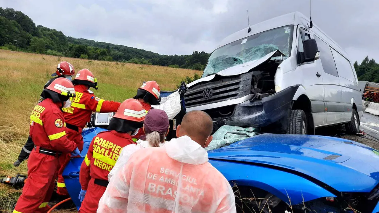 Accident pe DN 1, între o maşină şi un microbuz cu 7 persoane la bord. Unul dintre şoferi a suferit leziuni grave