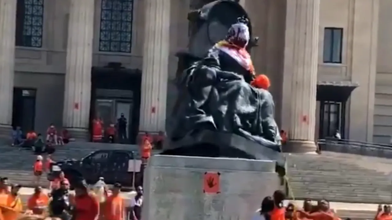 Protest în Canada de Ziua Naţională. Manifestanţii au dărâmat statuile reginelor Victoria şi Elisabeta a II-a