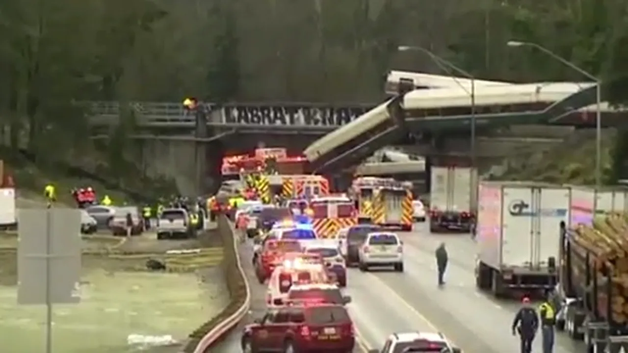 Cel puţin şase morţi şi zeci de răniţi, după ce un tren Amtrak a deraiat, a căzut de pe un pod şi s-a prăbuşit pe o autostradă din statul Washington | VIDEO