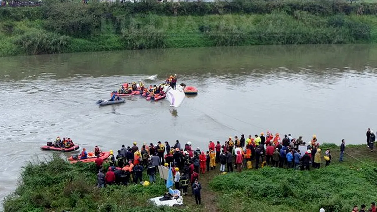 Bilanţul accidentului aviatic din Taipei a ajuns la 25 de morţi