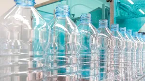 Apă plată cu bacterii şi germeni fecali, în magazinele din Braşov