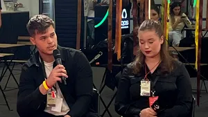 Paşii care luminează oraşul. Doi elevi din Timişoara au proiectat primele trotuare din România care produc energie verde

