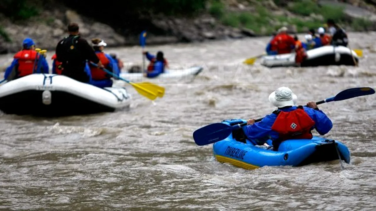 ISU Gorj a intervenit pe râul Jiu după ce o barcă de rafting s-a răsturnat. O persoană a decedat