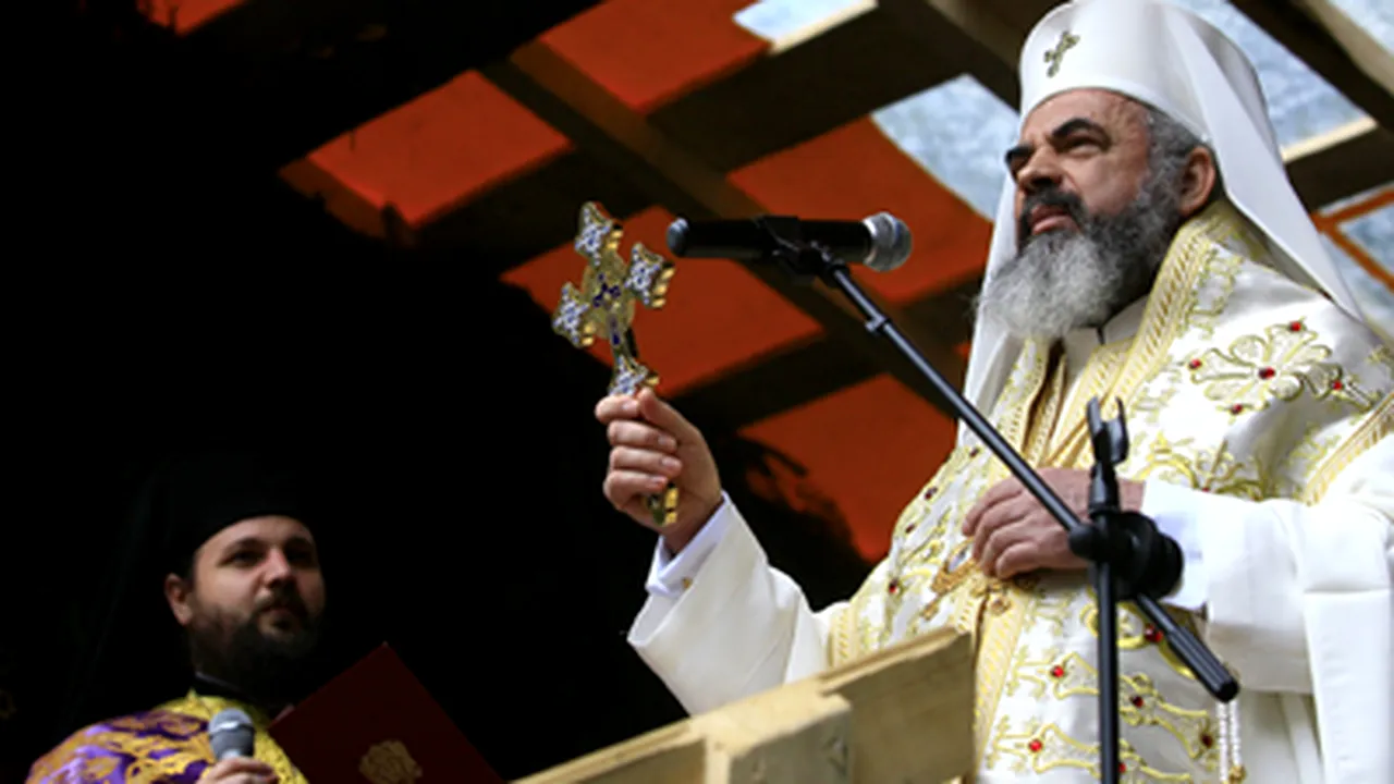 FOCUS: Sute de credincioşi, la sfinţirea noii biserici de la Sfânta Ana, la Cota 1400 (Galerie Foto)