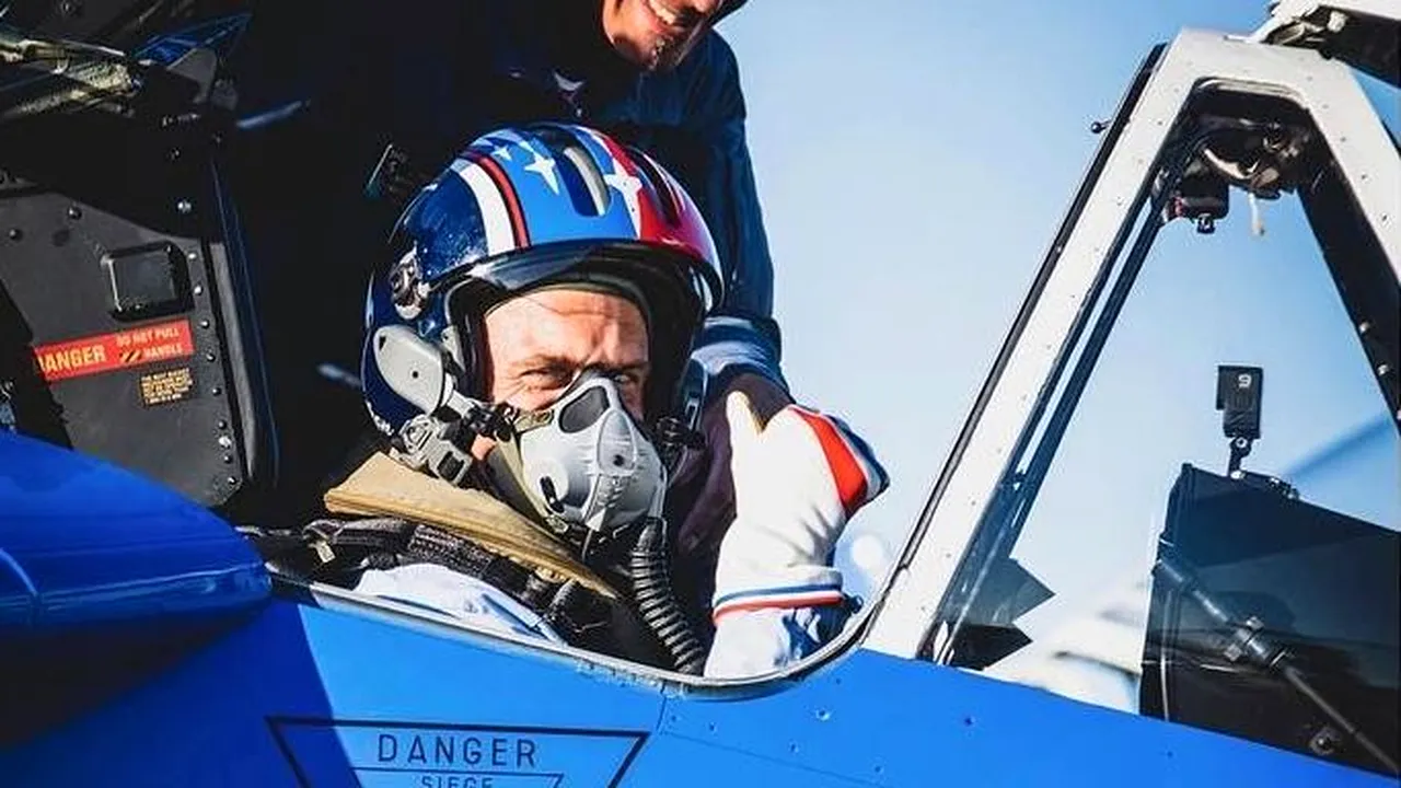 Macron - versiunea lui Top Gun. A survolat Parisul la bordul unui avion