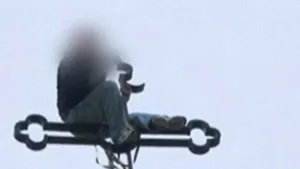 Un bărbat a stat 12 ore pe crucea catedralei din Iaşi, ameninţând că se aruncă din cauza sărăciei - VIDEO