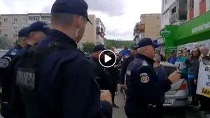 Protestatarii care îl aşteptau pe Liviu Dragnea la Topoloveni, ridicaţi de jandarmi şi duşi la secţia de poliţie/ Liberalii: Este un abuz de tip sovietic- VIDEO 