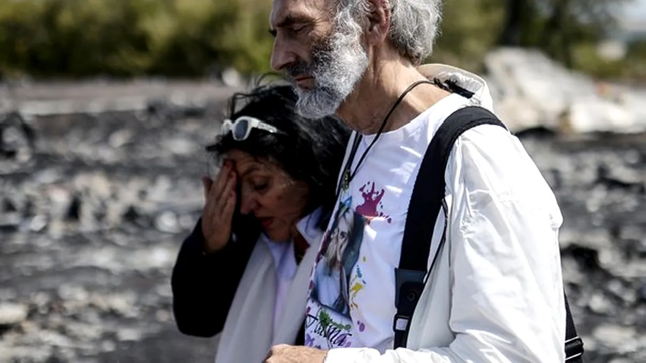 Un cuplu australian vizitează locul unde s-a prăbuşit MH17 în estul Ucrainei