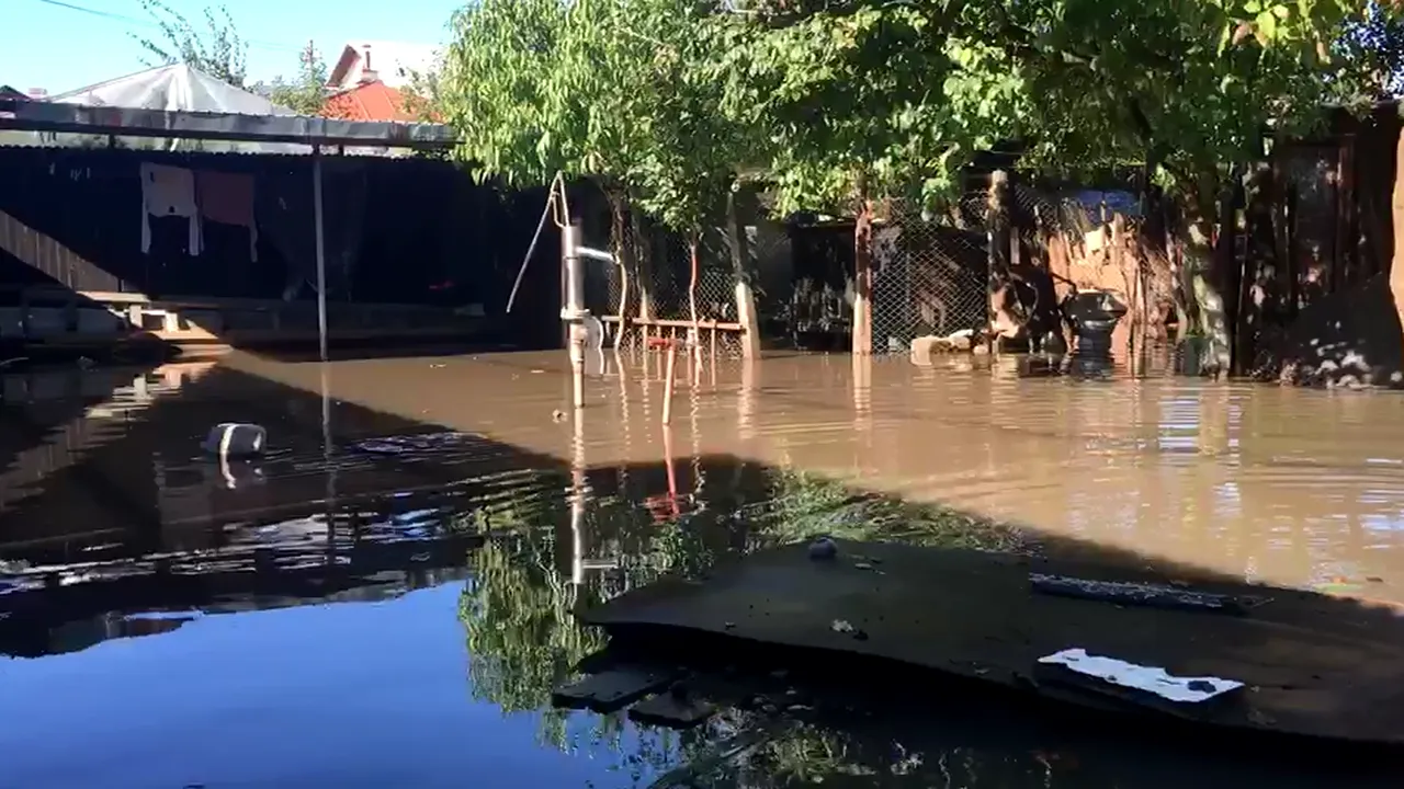 Casele inundate la Galaţi, construite pe amplasamente afectate de inundaţii şi în 2013, în pofida recomandărilor făcute de MAI