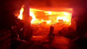 Harghita: Incendiu cu degajări mari de fum la o fabrică de prelucrare a laptelui