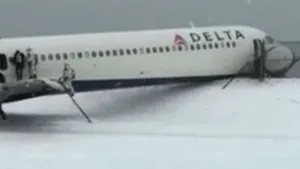 Un avion de pasageri a derapat şi a ieşit de pe pistă, pe aeroportul new-yorkez LaGuardia - VIDEO