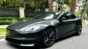 Tesla abandonează producția unor modele pentru a produce roboți umanoizi