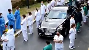 Protest tăcut al personalului medical, într-o ţară cu peste 9.000 de decese COVID-19. I-au întors spatele premierului. FOTO