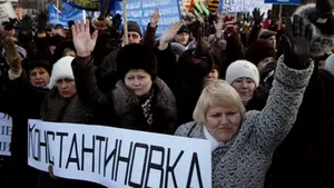 Mii de persoane protestează în Ucraina faţă de disponibilizări