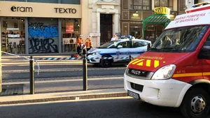 ALERTĂ la Marsilia: Patru persoane au fost rănite după ce au fost atacate, în plină stradă, cu un cuţit/ Atacatorul a murit după ce a fost împuşcat de poliţie | VIDEO