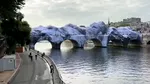 O peșteră uriașă a apărut în centrul Parisului. Instalația care transformă unul dintre cele mai cunoscute poduri ale orașului