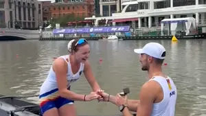 Moment emoționant la Shanghai: un canotor român și-a cerut iubita în căsătorie. Cei doi au făcut parte din același echipaj al României