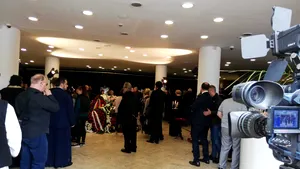 Momente emoţionante la căpătâiul actriţei Ilinca Tomoroveanu. Ropote de aplauze în faţa Teatrului Naţional | FOTO, VIDEO