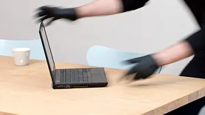 Un hoţ i-a furat unui student laptopul. La scurt timp după aceea, infractorul i-a făcut o OFERTĂ total neaşteptată