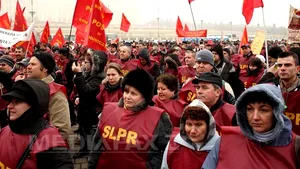 Aproximativ 1.500 de angajaţi de la Poşta Română protestează în Piaţa Constituţiei - FOTO
