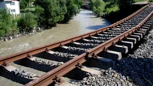 Traficul feroviar, închis în nord-estul ţării pe patru rute din cauza inundaţiilor