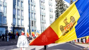 Maia Sandu: Tricolorul, martor al renașterii naționale, ne inspiră să mergem înainte cu demnitate