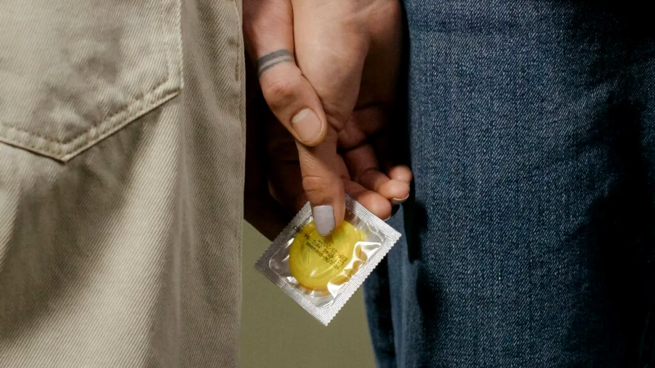 8 din 10 tineri români au folosit prezervativul la primul contact sexual | 74% au făcut sex sub influența alcoolului