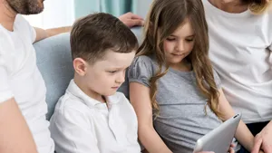 Majoritatea părinților recunoaște: Dă copiilor telefoanele și tabletele din lipsă de alternative mai bune