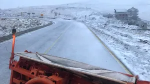 ZĂPADĂ la munte. Transalpina, acoperită de un strat subţire de zăpadă. Drumarii împrăştie antiderapant la Rânca - FOTO, VIDEO