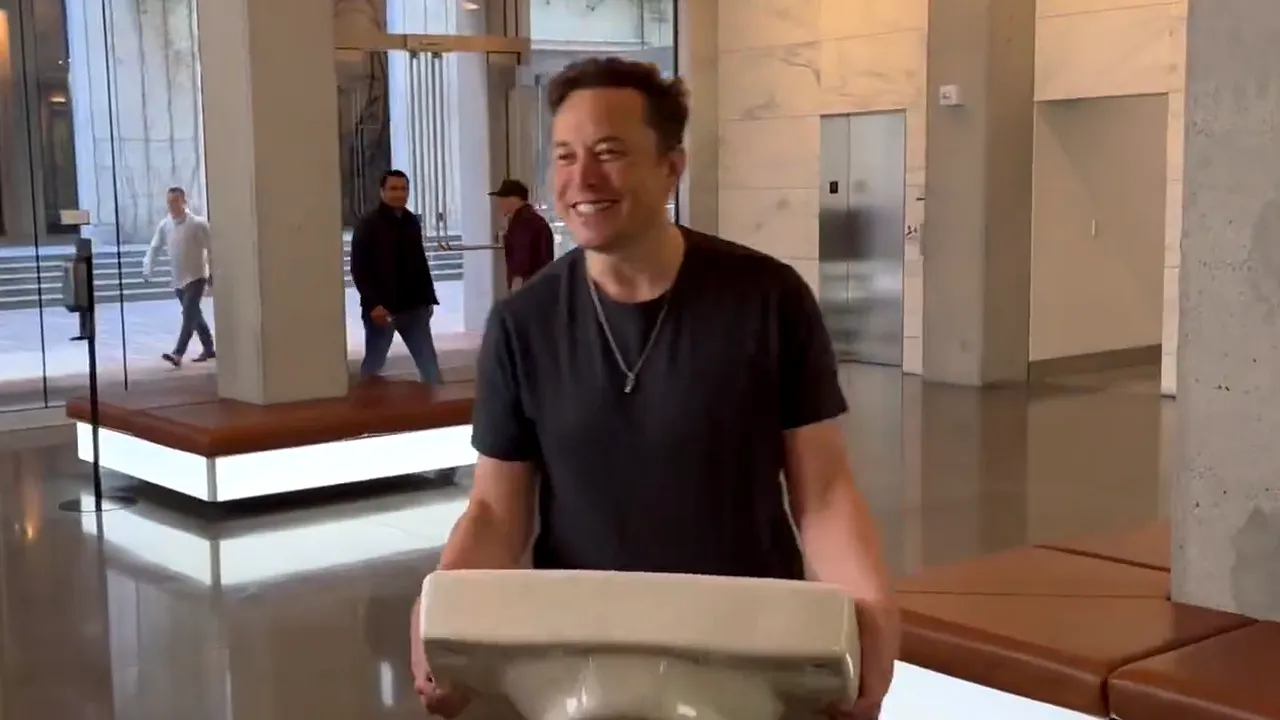 Elon Musk a intrat cu o chiuvetă de baie în sediul Twitter 