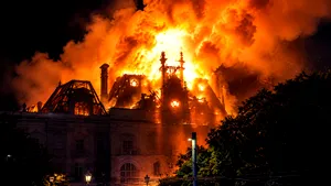 Primărie monument istoric, incendiată în timpul protestelor din Franța. O parte a clădirii s-a prăbușit