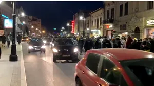 VIDEO Tânăr căruia i-a murit tatăl de COVID-19 în spital, huiduit de protestatari, la un miting anti-restricţii: „Să vă fie ruşine”