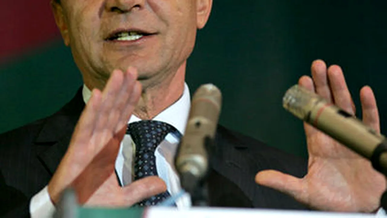 Băsescu: Fac intervenţie la premier, e în neregulă să închiriezi piloţi pentru aeronava prezidenţială