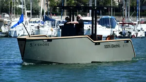 Barca electrică X-Shore este ”Tesla Mării”. Ce dispozitive inteligente deţine